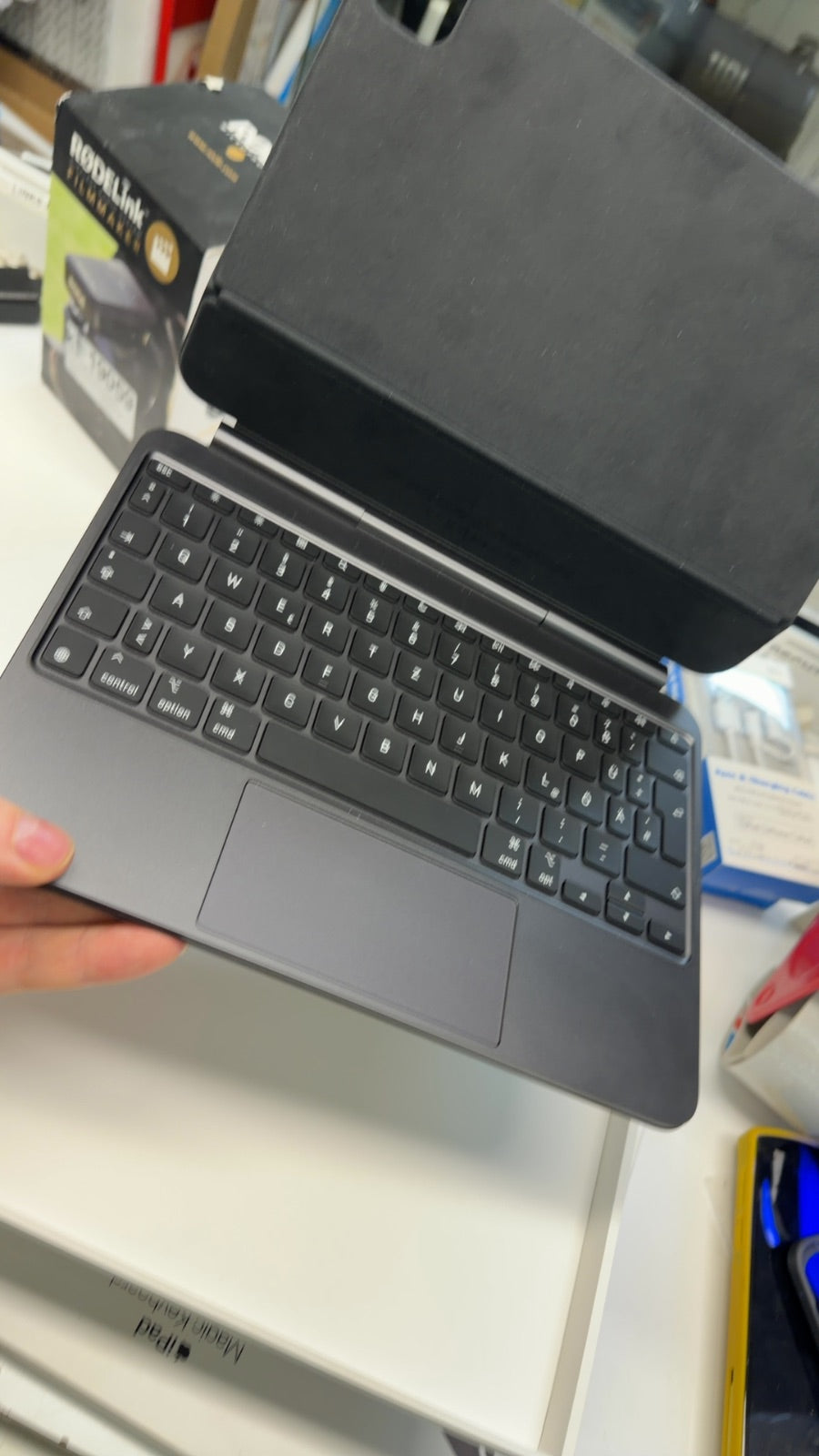 Apple Magic Keyboard, QWERTZ, Deutsch, Trackpad, Scherenschalter, 1 mm