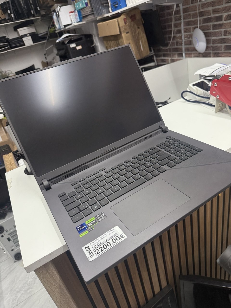 Laptop-Analyse Prozessor: Intel Core (grüner Sticker sichtbar)