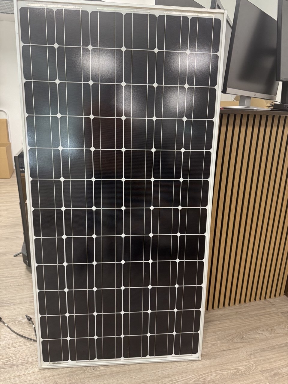 Analyse des Solarmoduls Abmessungen: ca. 1,60m x 1,00m (geschätzt)