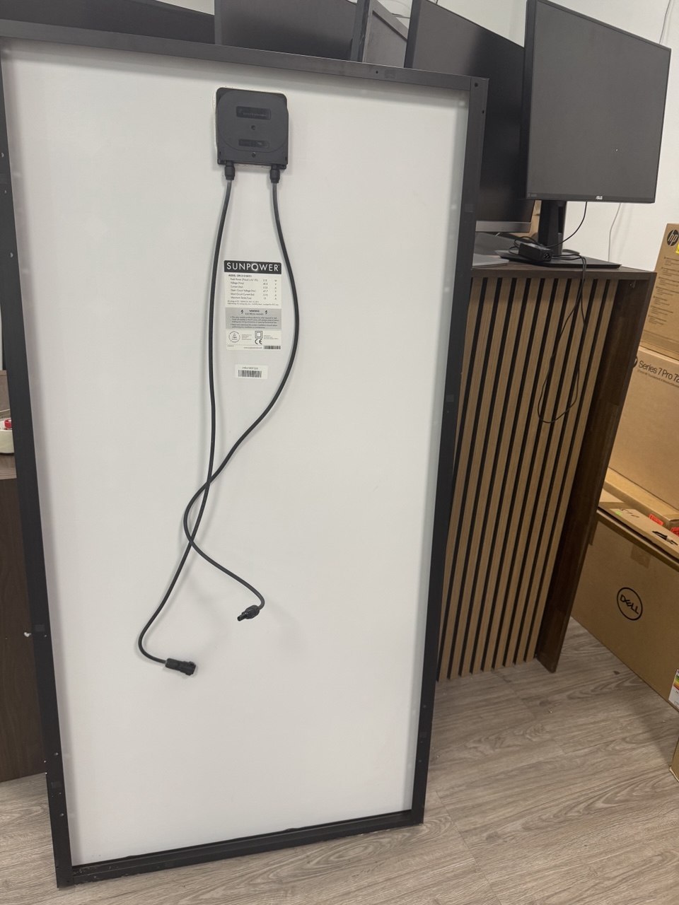 Analyse des Solarmoduls Abmessungen: ca. 1,60m x 1,00m (geschätzt)