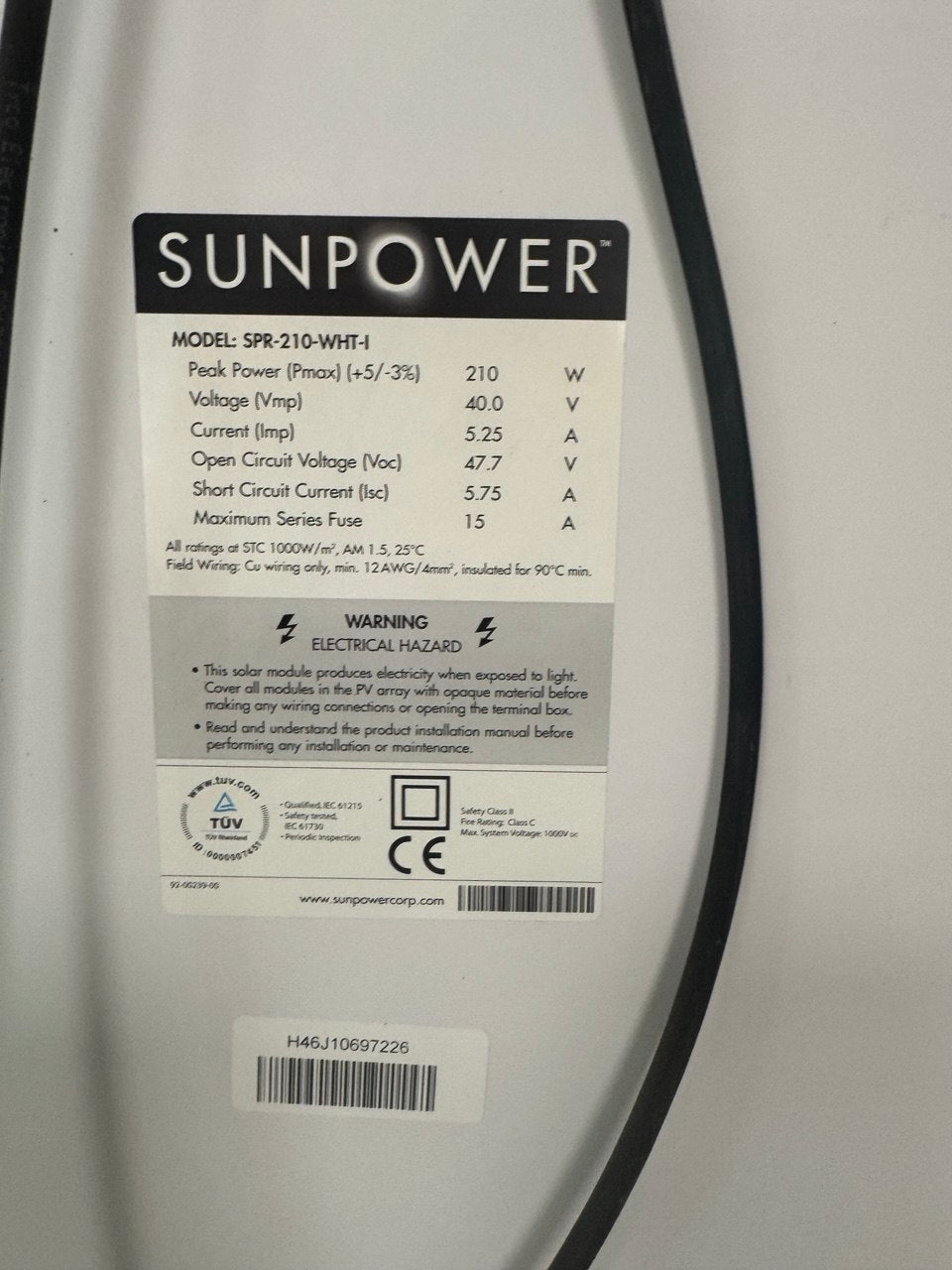 Analyse des Solarmoduls Abmessungen: ca. 1,60m x 1,00m (geschätzt)