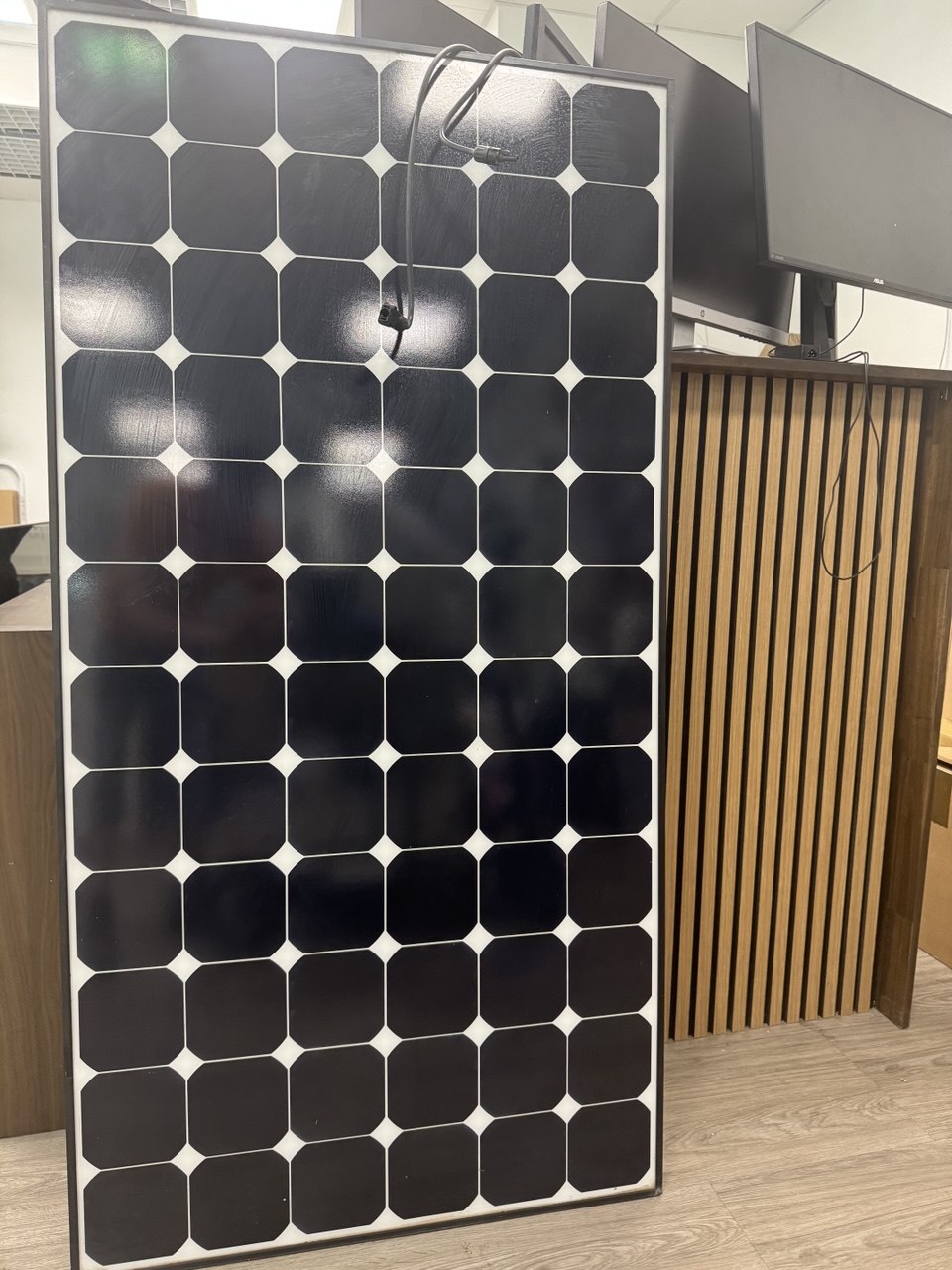 Analyse des Solarmoduls Abmessungen: ca. 1,60m x 1,00m (geschätzt)