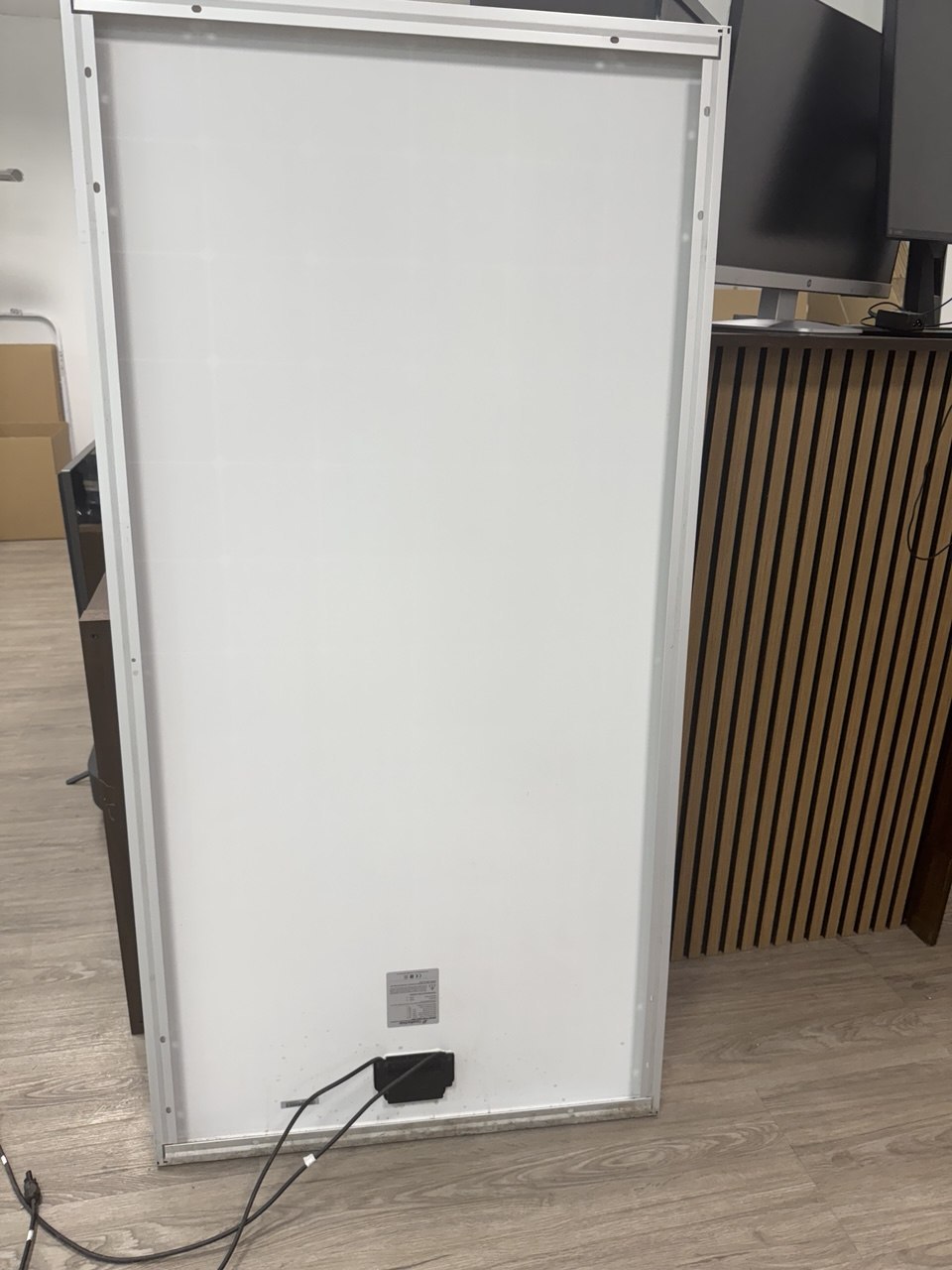 Analyse des Solarmoduls Abmessungen: ca. 1,60m x 1,00m (geschätzt)