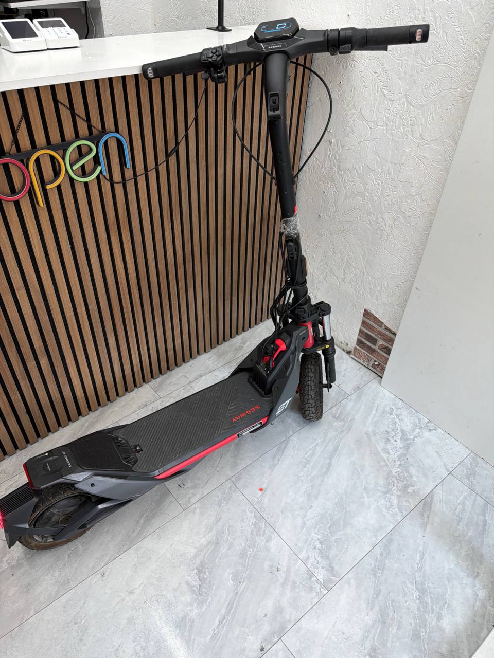 Segway Ninebot E-Scooter, elektrischer Roller mit Dual-Motor