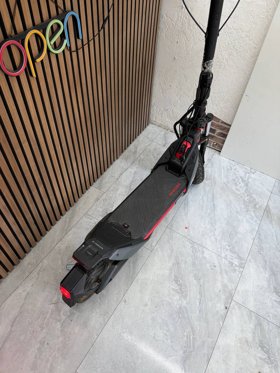 Segway Ninebot E-Scooter, elektrischer Roller mit Dual-Motor