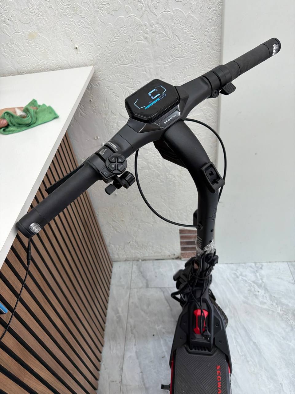 Segway Ninebot E-Scooter, elektrischer Roller mit Dual-Motor