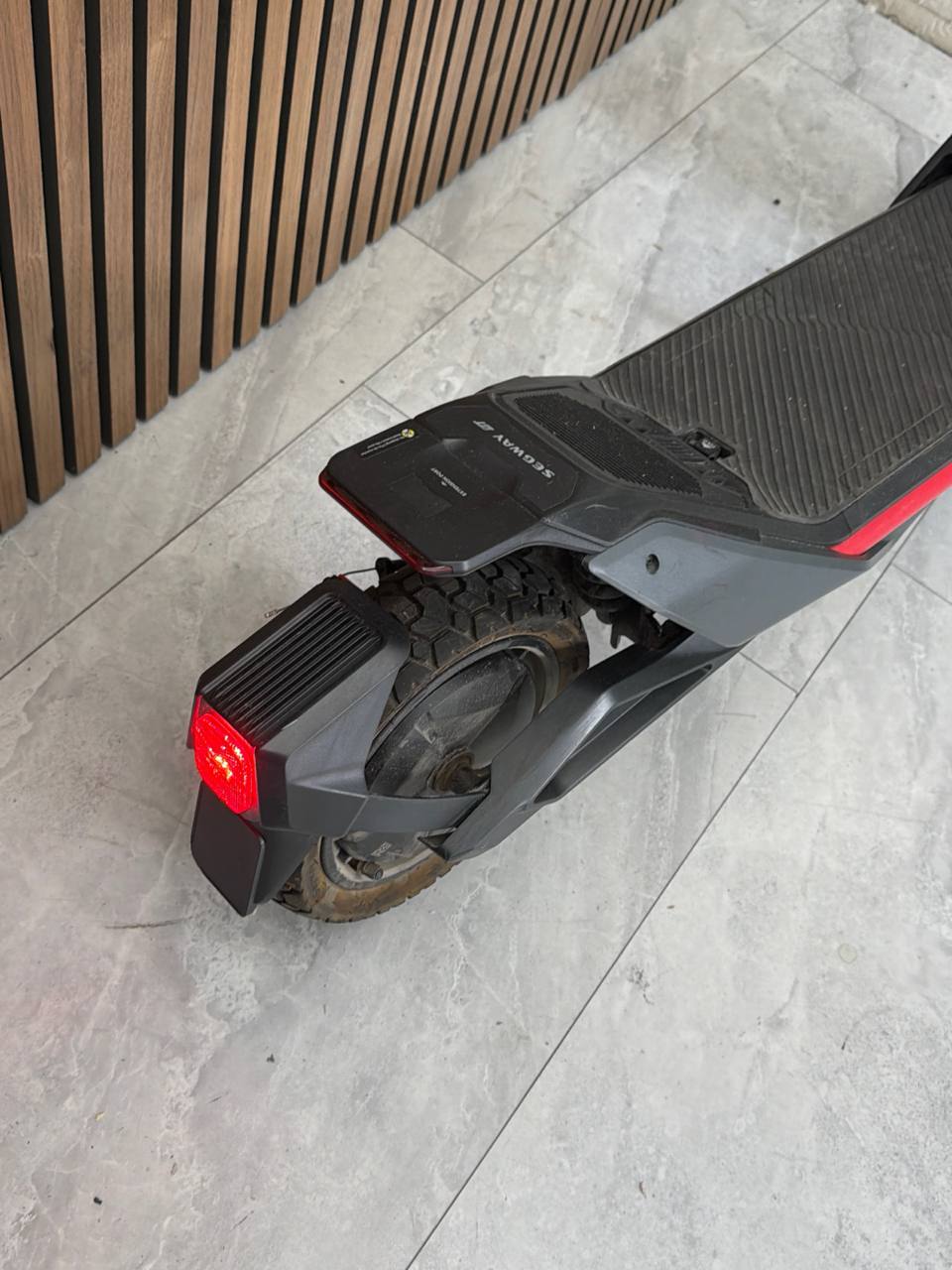 Segway Ninebot E-Scooter, elektrischer Roller mit Dual-Motor