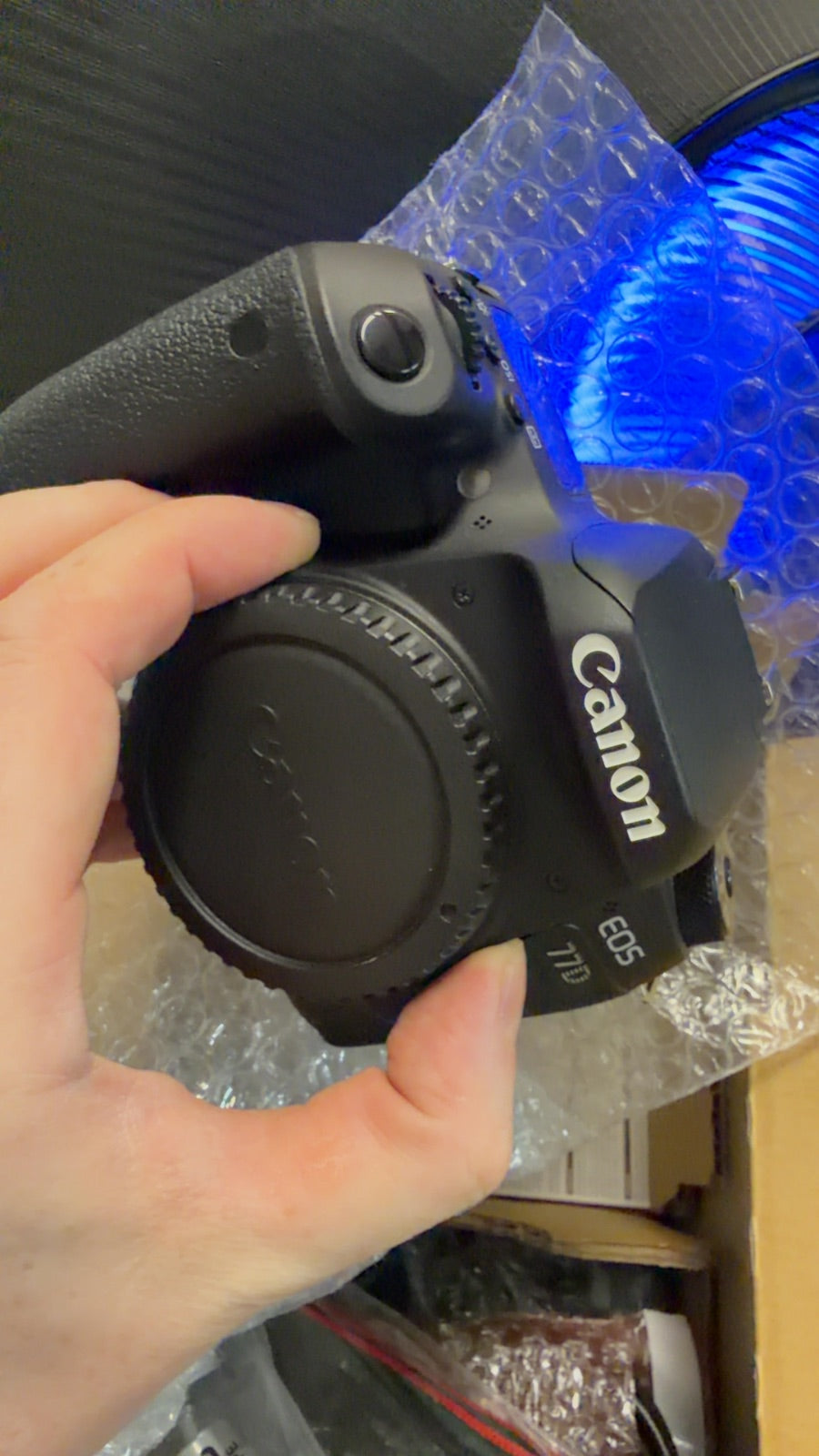 Canon EOS 77D mit EF-S 18-135mm IS USM Kit